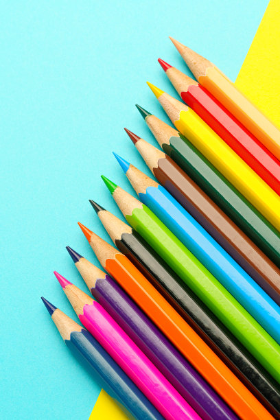 彩色背景上的彩色铅笔图片下载