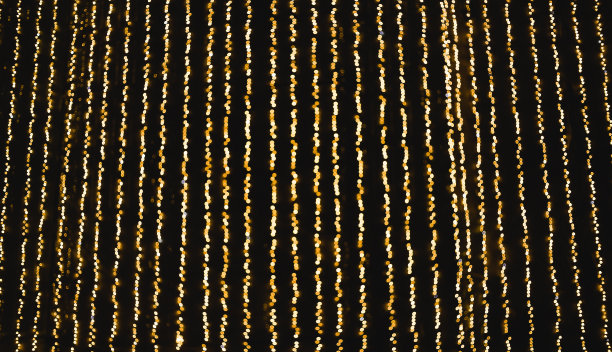 装饰户外的串灯在晚上的时间，散焦背景，夜晚城市生活的背景，派对时间与黄色散焦球图片下载