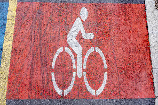 靠近红色自行车道路标志图片下载