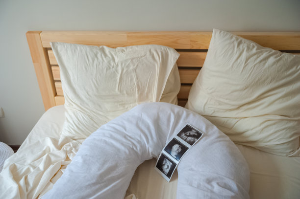 超声波图像的3D儿童特写。一张床上的超声波照片。孕妇枕头和复印空间。图片下载