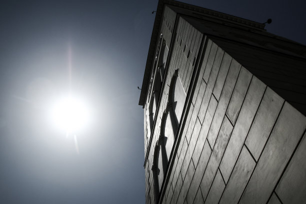 这张照片摄于波兰华沙老城的街道。其中一座教堂的白色立面细节。图片下载