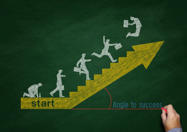 用粉笔在黑板上画箭头的商人跑上楼的剪影图片下载