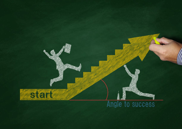 用粉笔在黑板上画箭头的商人跑上楼的剪影图片下载