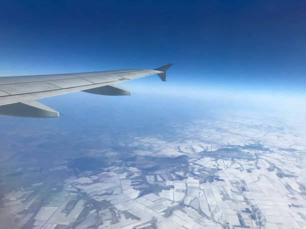 飞机机翼。从飞机上看。图片下载