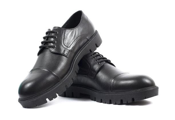 一双男鞋孤立在白色上图片下载