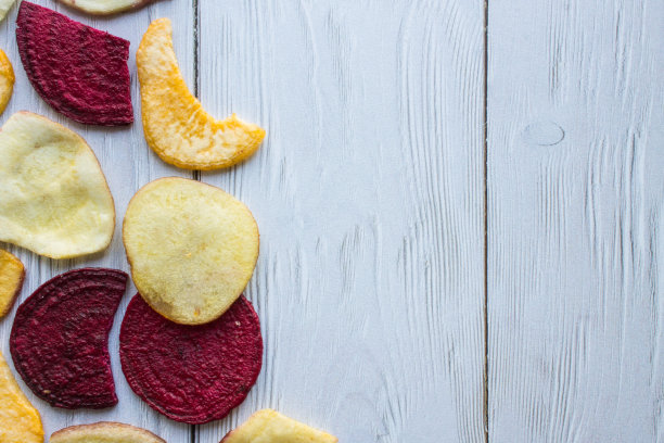 土豆，萝卜和甜菜片的特写图片下载