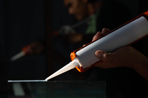 工匠们将硅树脂粘合剂用于一般和工业应用。图片下载