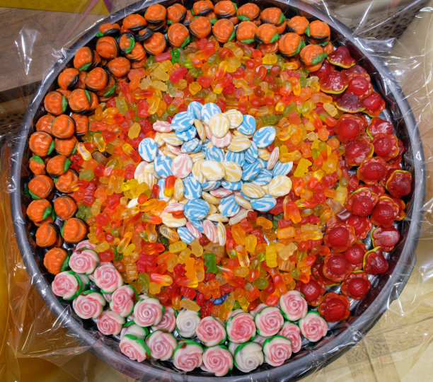 在糖果店的橘子酱俯视图。糖果像玫瑰和其他。图片下载