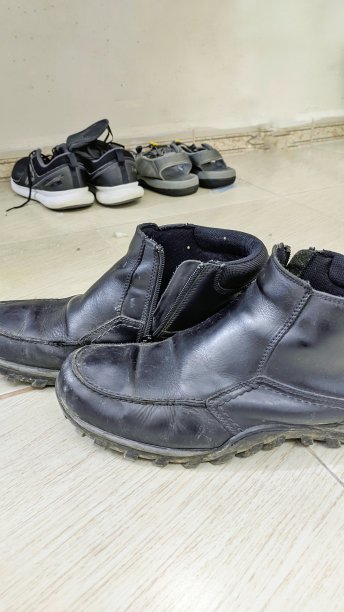 地板上有三双鞋图片下载