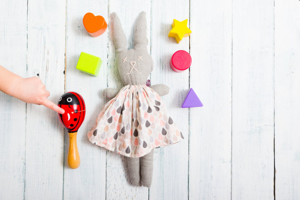 婴儿手和玩具图片下载