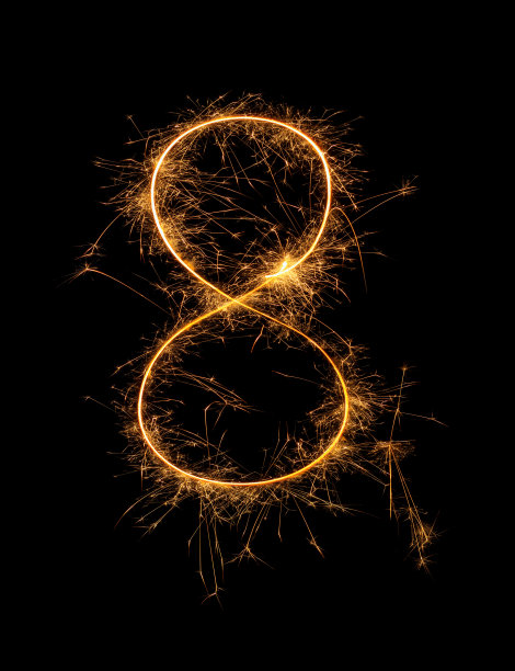 数字8或8由孟加拉火，火花烟花蜡烛孤立在黑色背景。黑暗的背景。图片下载