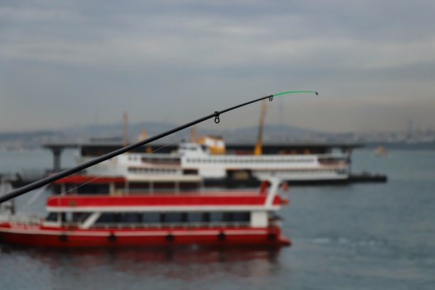 博斯普鲁斯的钓鱼和通勤渡轮，伊斯坦布尔图片下载