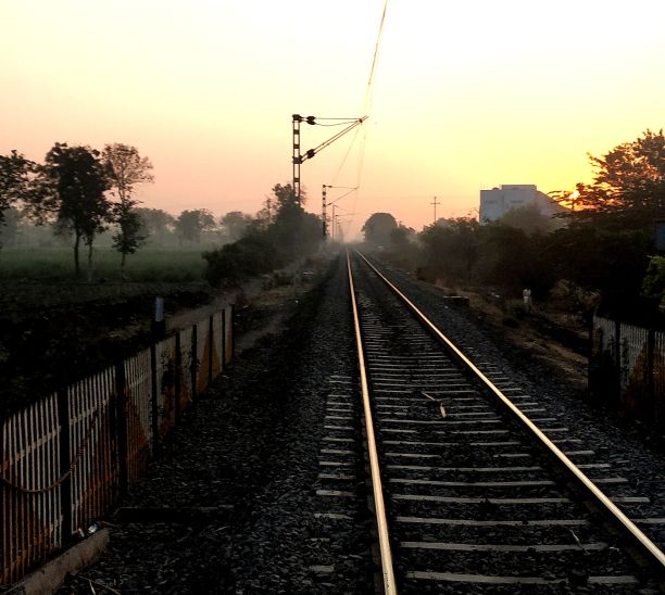 早上的火车图片下载