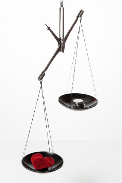 在商业中爱钱的概念。用硬币买幸福图片下载