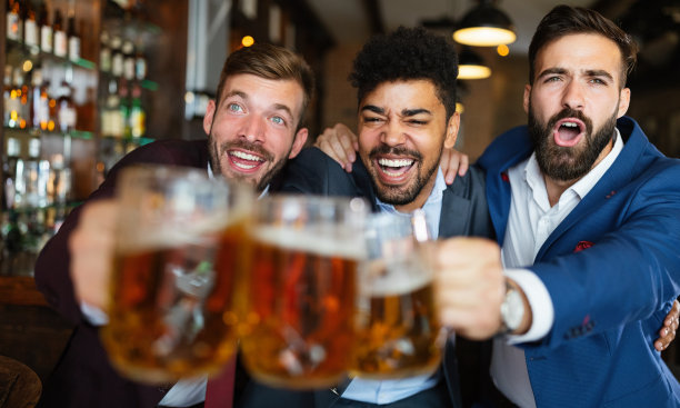 男球迷们尖叫着，在电视上看足球比赛，在酒吧里喝啤酒图片下载