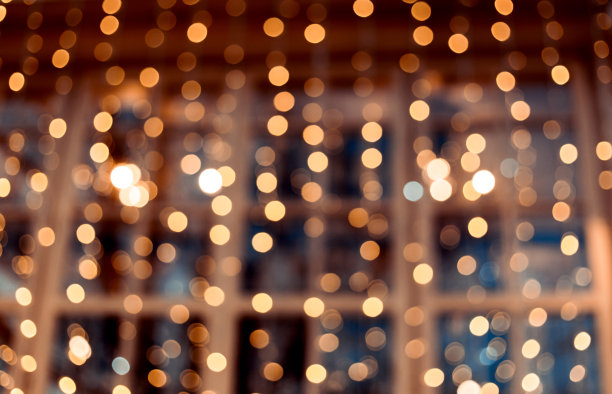 装饰户外的串灯在晚上的时间，散焦背景，夜晚城市生活的背景，派对时间与黄色散焦球图片下载