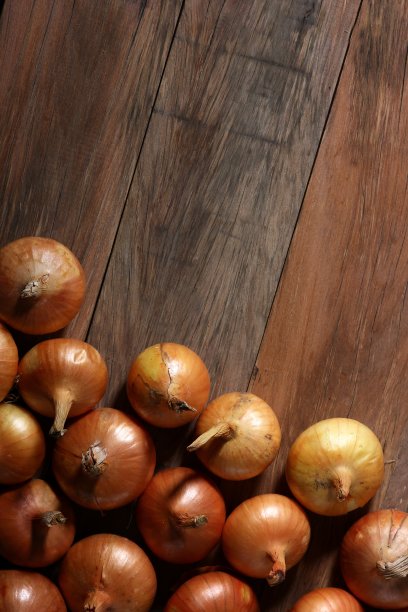 古董木桌上放着洋葱图片下载