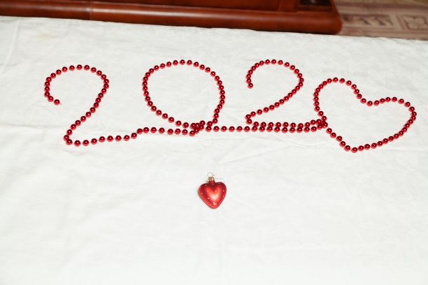 情人节卡片的红色珠子在白色的背景图片下载