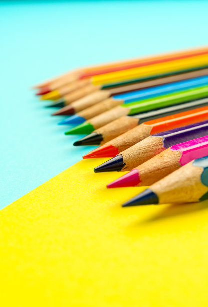 彩色背景上的彩色铅笔图片下载