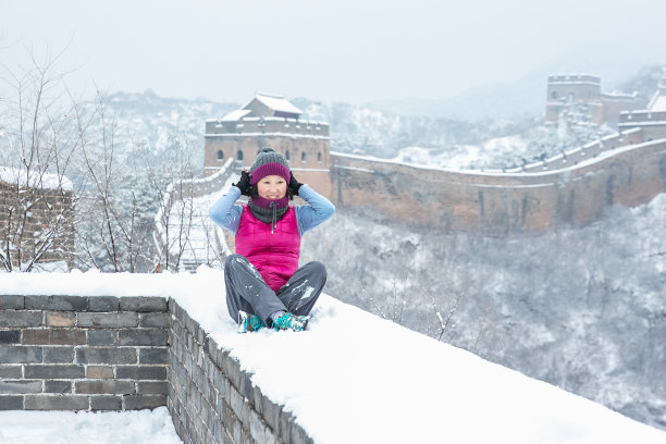 一个中国女人在中国的长城上和雪花图片下载