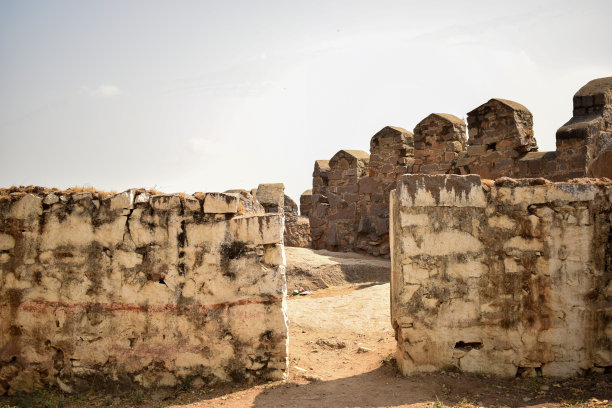 古老的古老废弃的堡垒石墙结构库存照片图片下载