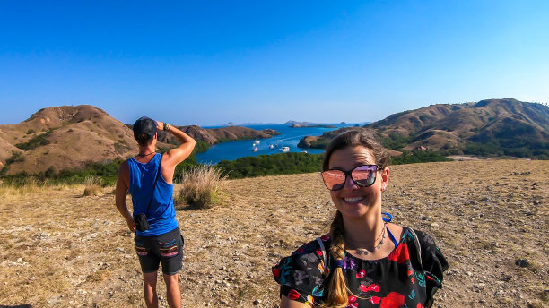 科莫多-一对夫妇在科莫多岛欣赏海湾景色图片下载