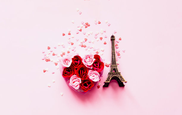 情人节。心形的糖果在粉红色的背景和玫瑰花。模板模拟贺卡或文本设计图片下载