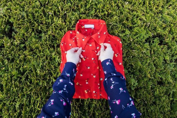 女孩的手拉直了红衬衫的领子图片下载