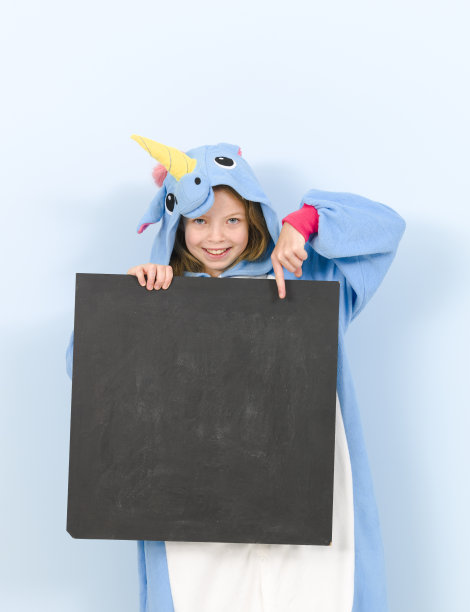 漂亮的金发女孩穿着舒适的蓝色独角兽服装和黑板在摆姿势图片下载