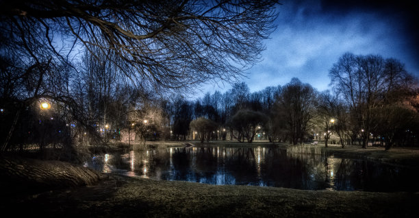 景观——傍晚公园，湖面上灯火通明图片下载