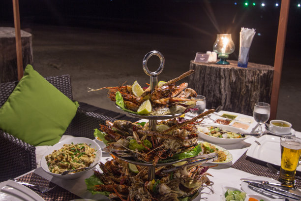 晚餐时间在海滩餐厅外烧烤海鲜图片下载