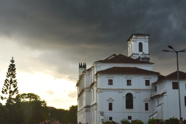 一个美丽的阴天，在果阿有一座白色的教堂图片下载