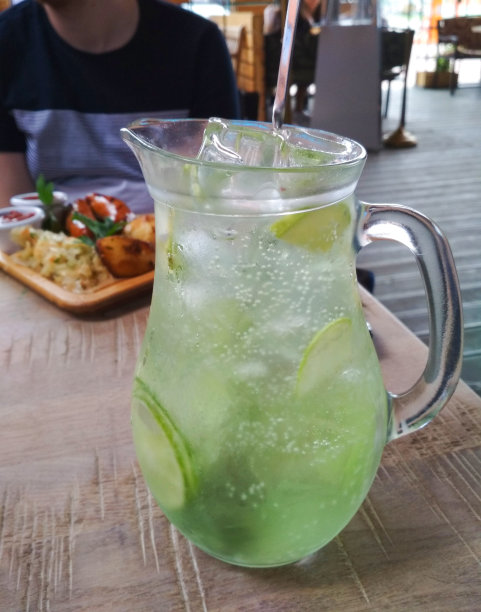 咖啡馆：冰镇柠檬水与柠檬片图片下载