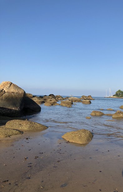 退潮时的海洋照片，石头，沙子图片下载