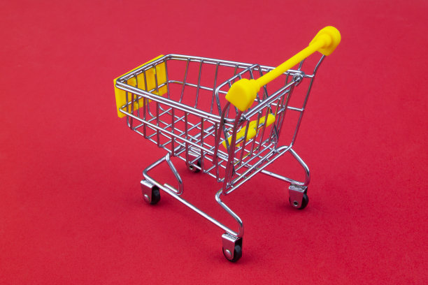 黄色的购物车在黄色的背景图片下载