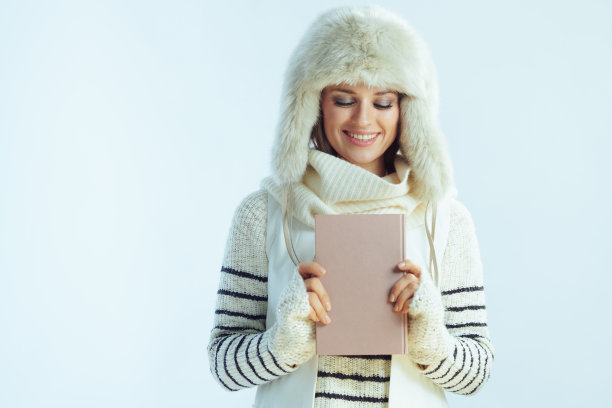 女人看书孤立在冬天浅蓝色的背景图片下载