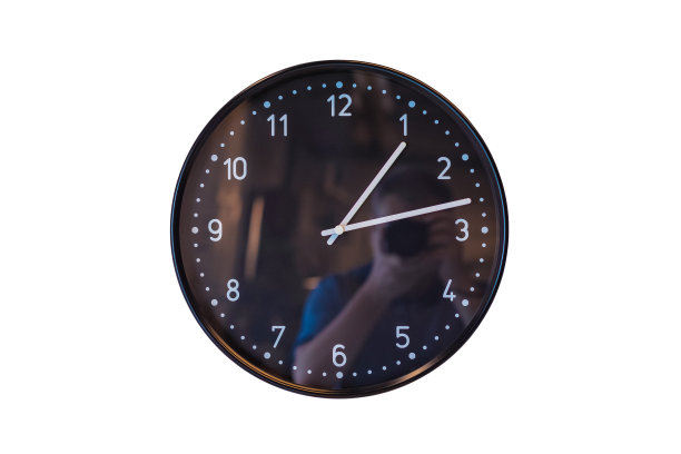 圆形的挂钟与光线反射的摄影师隔离在白色。摄影中冻结时间的概念。图片下载