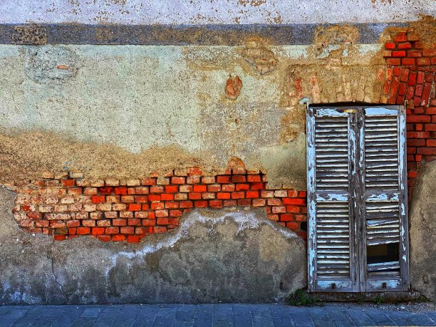 废弃房屋的旧窗户图片下载