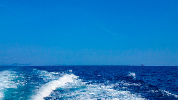 在印度尼西亚巴厘岛的海中潮汐，巴厘岛的海滩，海洋全景，海和海滩图片下载