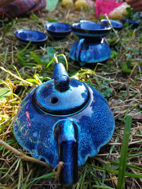 在公园举行仪式。往碗里倒茶图片下载