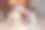 漂亮的年轻女子坐在椅子上，旁边有个婴儿。图片下载