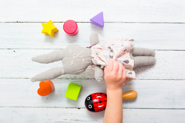 婴儿手和玩具图片下载