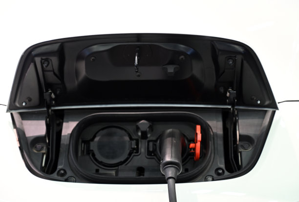 电动汽车充电近了图片下载