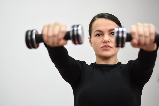 在健身房拿着哑铃的女孩图片下载