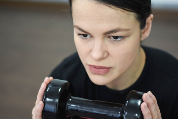 在健身房拿着哑铃的女孩图片下载