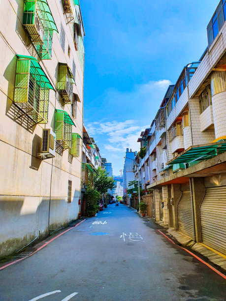 湛蓝的天空，台湾台北的小胡同，2020年1月图片下载