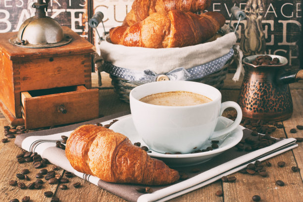 咖啡杯和羊角面包图片下载