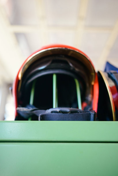 消防队员戴着红色头盔。图片下载