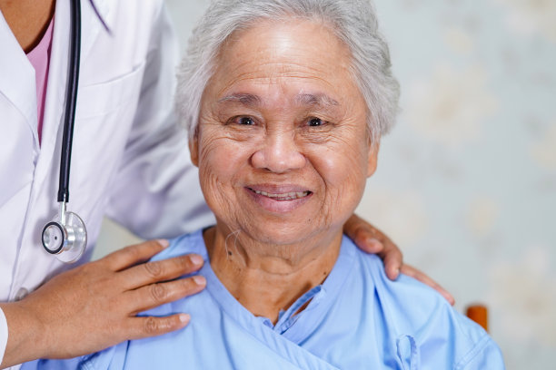 在护理病房，亚洲医生用爱、照顾、帮助、鼓励和同理心触摸亚洲老年妇女或老年患者:健康、强大的医疗理念。图片下载