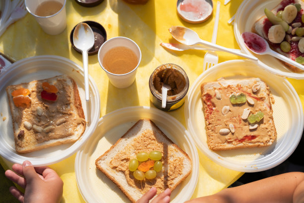 可食用的三明治，由白小麦面包，果酱，花生酱，水果香蕉和橘子酱糖果图片下载